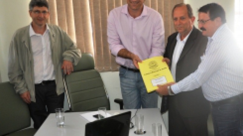O secretário de Desenvolvimento Rural, Pesca e Cooperativismo, Ivar Pavan, acompanhou, nesta quarta-feira (6), uma comitiva formada pela Prefeitura Municipal de Aratiba (RS) na entrega de documentos referentes à adesão do município ao Sistema Unificado