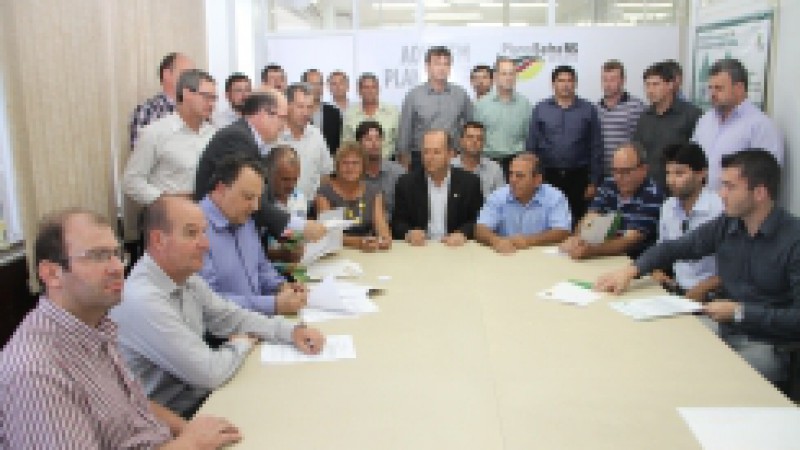 A Secretaria de Desenvolvimento Rural, Pesca e Cooperativismo (SDR) assinou diversos conv&ecirc;nios com prefeituras ga&uacute;chas nesta segunda-feira (23). No total, foram garantidos aos munic&iacute;pios mais de R$ 1,2 milh&atilde;o. Segundo o titular da SDR, Ivar Pavan, todos