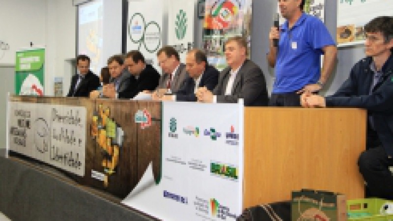 O primeiro dia do II Simpósio de Queijos Artesanais do Brasil foi pautado pela troca de experiências. O evento, que começou nessa terça-feira (05), em Porto Alegre, reuniu aproximadamente 400 pessoas, entre agricultores, técnicos e pesquisadores, que