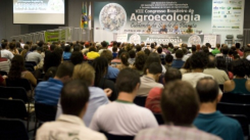 O debate sobre o tema É possível pensar em mudança paradigmática na economia? ocorreu na manhã desta quarta-feira (27), no auditório principal do VIII Congresso Brasileiro de Agroecologia, que ocorre durante toda esta semana na PUCRS, em Porto Alegre,