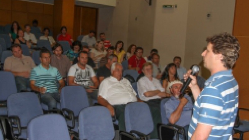 Uma das principais orienta&ccedil;&otilde;es repassadas aos fiscais da Secretaria da Agricultura que v&atilde;o percorrer o Estado a partir da pr&oacute;xima semana para monitorar a Helicoverpa armigera &eacute; de que n&atilde;o h&aacute; f&oacute;rmula m&aacute;gica de combate &agrave; praga. A indica&ccedil;&atilde;o &eacute; monitorar e