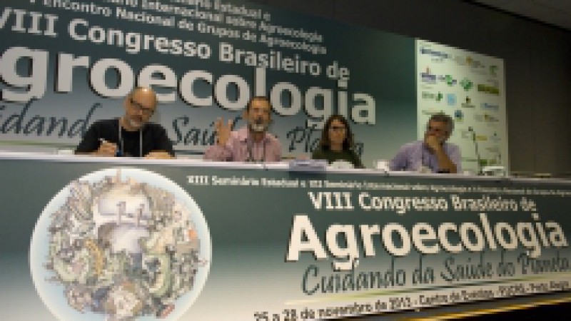 A luta contra os agrotóxicos e transgênicos: impactos e perspectivas foi o tema do debate realizado na manhã desta terça-feira (26), no auditório principal do Centro de Eventos da PUCRS, em Porto Alegre, no segundo dia do VIII Congresso Brasileiro de