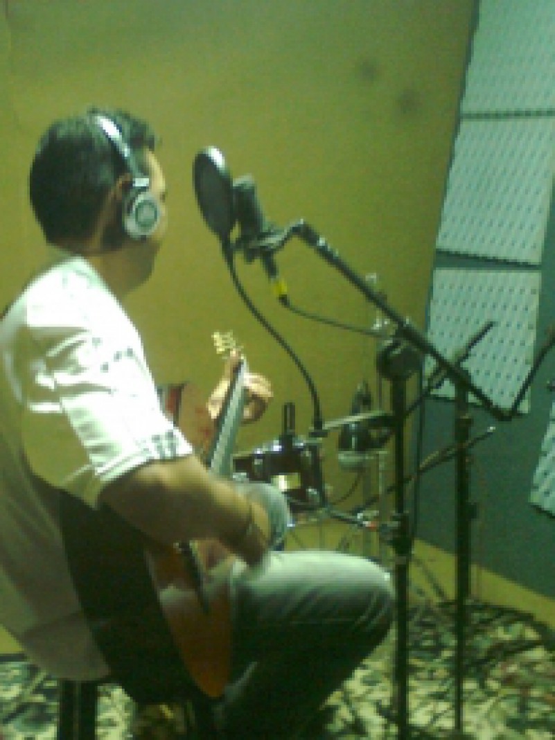 Dois apenados do Pres&iacute;dio Estadual de S&atilde;o Borja (Pesb) gravaram esta semana m&uacute;sicas de pr&oacute;pria autoria em um est&uacute;dio profissional. Durante a atividade, a dupla contou com a presen&ccedil;a do cantor nativista Mario Barbar&aacute;, que auxiliou os m&uacute;sicos na trilha