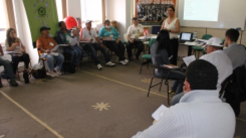 A Rede Escola de Governo iniciou cursos que formarão trabalhadores para atuar na Cadeia Solidária Binacional do PET, com o propósito de qualificar agentes sociais para que trabalhem na transformação do PET (Politereftalato de etileno, usado na confecção