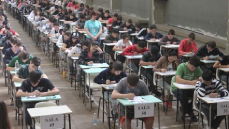 Cerca de 2,7 mil candidatos disputam neste domingo (24) vaga para ingresso na Fundação Escola Técnica Liberato Salzano Vieira da Cunha. A partir das 8h30, 1.931 candidatos egressos do ensino fundamental realizam a prova de seleção para os cursos diurnos