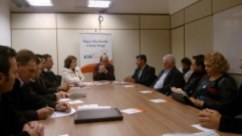 Em reuni&atilde;o nesta sexta-feira (28), entre a dire&ccedil;&atilde;o da Empresa Ga&uacute;cha de Rodovias (EGR), parlamentares, prefeitos e representantes de comunidades e entidades da regi&atilde;o do ped&aacute;gio de Flores da Cunha, foi formado um grupo de trabalho que apresentar&aacute;, at&eacute; o