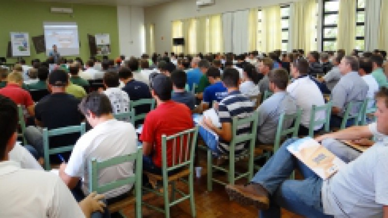 Mais de 230 pessoas, entre extensionistas da Emater/RS-Ascar, representantes de cooperativas, lideran&ccedil;as sindicais e t&eacute;cnicos reuniram-se nesta quinta-feira (12), em encontro da Caravana Embrapa de Alerta &agrave;s Amea&ccedil;as Fitossanit&aacute;rias, no Parque Municipal