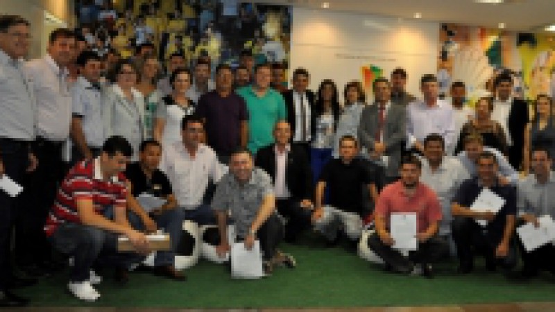 O secretario estadual do Esporte e do Lazer, Kalil Sehbe, assinou, nesta sexta-feira (13), convênios com prefeituras e entidades esportivas do Rio Grande do Sul. Os recursos distribuídos somam, no total, R$ 264.218,47, por meio da Fundação de Esporte e