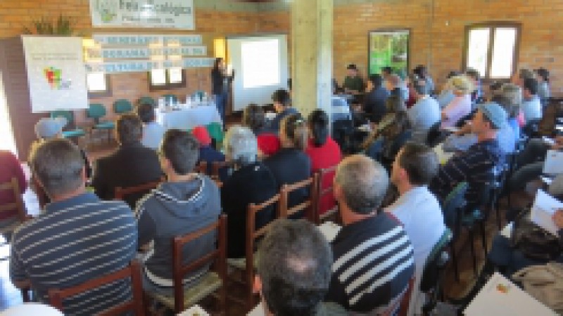 Para tratar de agroecologia e produção orgânica, agricultores, técnicos e lideranças reuniram-se no 1º Seminário Regional do Programa da Agricultura de Base Ecológica, realizado nesta terça-feira (8), no distrito Santa Ana, município de Santo Antônio do