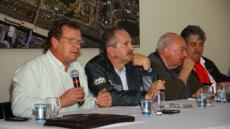 O ministro do Esporte, Aldo Rebelo, prometeu interceder junto ao Ministério da Agricultura para flexibilizar as Instruções Normativas 18 e 45 que tratam, respectivamente, da exigência de Guia de Trânsito Animal (GTA) para o trânsito em todo o território