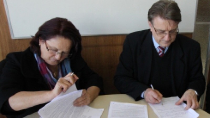 A Secretaria Estadual da Sa&uacute;de (SES) renovou o contratualiza&ccedil;&atilde;o do Hospital dos Trabalhadores de Ronda Alta (Atra), na tarde desta ter&ccedil;a-feira (1&ordm;). Assinado pelo&nbsp;secret&aacute;rio em exerc&iacute;cio&nbsp;da SES, Elemar Sand, e pela presidente da entidade, Juraci Lourdes