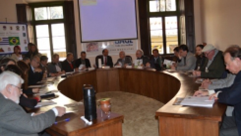 O Comitê de Fronteira que reúne prefeitos, Intendentes e Alcaldes do Brasil e Uruguai realizou sua segunda reunião no município de Bagé na sexta-feira (27) . O grupo busca fortalecer a integração entre os dois países por meio da cultura. O secretário de