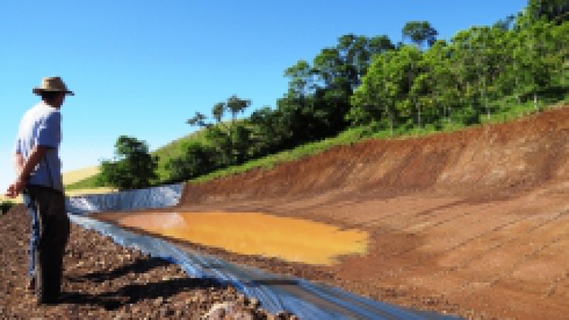 COM FOTO!!Na busca pela qualificação das áreas de pastagens, procurando aumentar a produção leiteira, cinco famílias do interior de Caiçara estão instalando em suas propriedades açudes que serão utilizados irrigar as pastagens. Os projetos fazem parte do