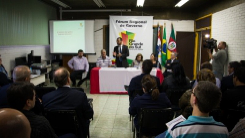 A Secretaria-Geral de Governo conduziu, nesta terça-feira (29), mais uma edição dos Fóruns Regionais, instância de integração e aproximação entre o Piratini e os servidores que atuam no interior do Estado. Uruguaiana foi o ponto de encontro dos agentes