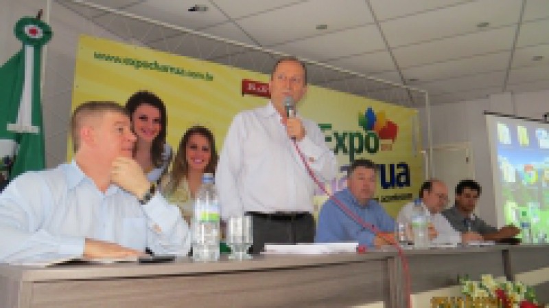 A programa&ccedil;&atilde;o da Expo Charrua foi aberta na manh&atilde; desta sexta-feira (25/10) com o 1&ordm; Semin&aacute;rio Municipal do Leite, realizado no Centro Cultural. Foram painelistas no evento o secret&aacute;rio do Desenvolvimento Rural, Pesca e Cooperativismo Ivar Pavan e o