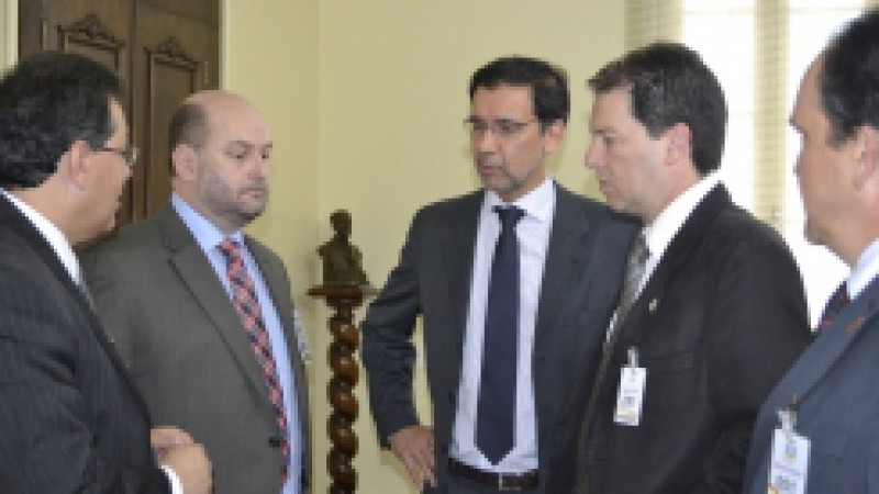Os secretários da Fazenda, Odir Tonollier, e do Conselho de Desenvolvimento Econômico e Social (CDES), Marcelo Danéris, apresentaram as condições do novo programa de refinanciamento das dívidas de ICMS ao presidente da Federação das Câmaras de Dirigentes