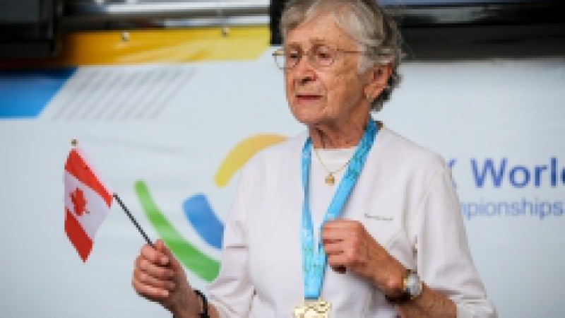 Por traz de cada atleta do 20&ordm; Campeonato Mundial de Atletismo Master, existe uma hist&oacute;ria. Olga Kotelko, 96 anos, &eacute; a mulher mais velha competindo em Porto Alegre e, ap&oacute;s quase 20 anos de atletismo, vai lan&ccedil;ar um livro. Canadense da prov&iacute;ncia de