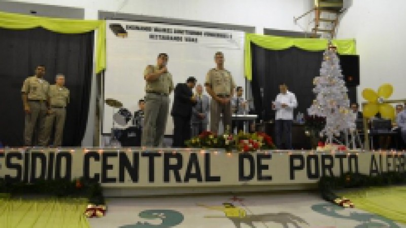 O Presídio Central de Porto Alegre promoveu, nesta quarta-feira (11), a terceira edição do projeto Ensinando Valores, Construindo Vencedores e Resgatando Vidas. A iniciativa é de cunho religioso e objetiva resgatar a cidadania, a fé e a autoestima dos