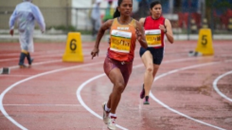 Ap&oacute;s um final de semana de tempo&nbsp;bom, com sol e calor, esta segunda-feira (21) trouxe um novo elemento ao 20&ordm; Campeonato Mundial de Atletismo Master, que ocorre em Porto Alegre, com realiza&ccedil;&atilde;o do Governo do Estado do Rio Grande do Sul, por meio da
