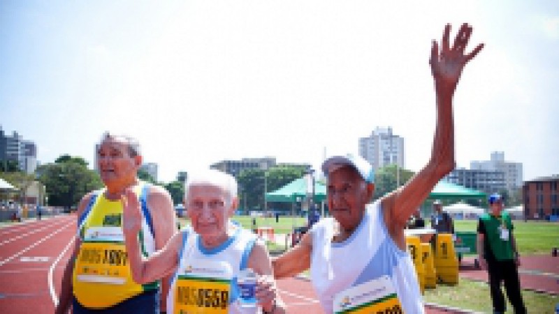 O quarto dia de competições do XX Mundial de Atletismo Master, neste sábado (19), na Capital, foi marcado pela superação.     Uma medalha de ouro foi para a quebra de recorde da inglesa Evaun Williams, no lançamento de peso, na categoria 75 anos. Ela
