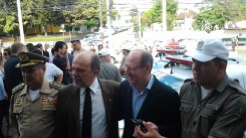 Cerca de 100 mil moradores de Novo Hamburgo passam a ser beneficiados com a instalação da Polícia Comunitária, que ocorreu na manhã dessa quarta-feira (11), no bairro Canudos. Os 15 bairros totalizam os oito núcleos: além de Canudos, Primavera,