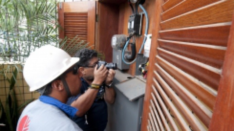 Técnicos da Companhia Estadual de Distribuição de Energia Elétrica (CEEE Distribuição) autuaram nesta terça-feira (10), por desvio de energia elétrica, os proprietários de uma churrascaria localizada na Rua Arabutan com Avenida Presidente Roosevelt, no