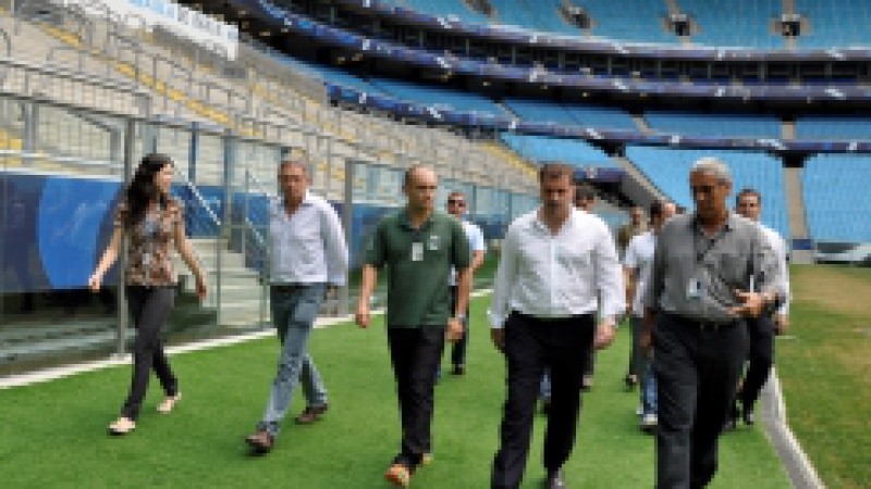 Uma delega&ccedil;&atilde;o da Austr&aacute;lia visitou Porto Alegre, nesta segunda (09), dando continuidade &agrave;s vistorias das comiss&otilde;es t&eacute;cnicas das delega&ccedil;&otilde;es sorteadas para jogar na Capital ga&uacute;cha na Copa do Mundo 2014. O t&eacute;cnico Ange Postecoglou e o gerente nacional de
