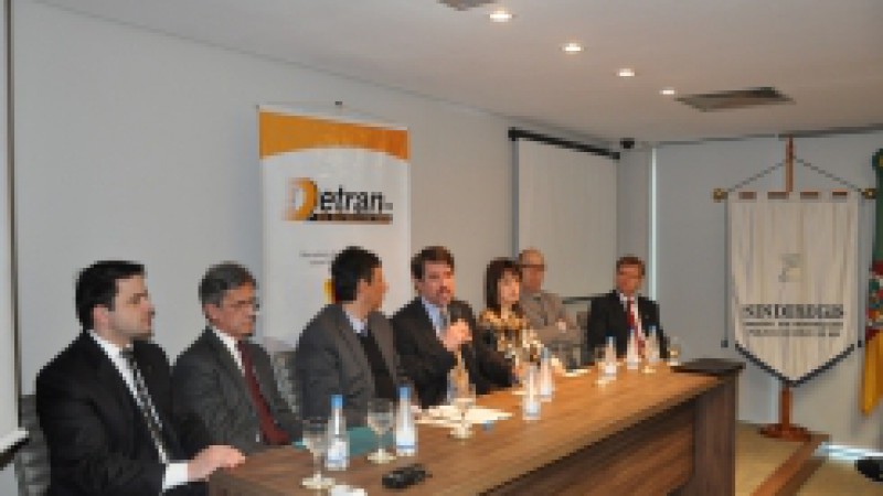 Titulares dos Centros de Registros de Veículos Automotores (CRVAs) de todo o Estado estiveram em Porto Alegre nesta sexta-feira (6) para uma reunião com o Detran/RS. Ficou acertado que serão realizadas reuniões periódicas dos titulares dos Centros com a