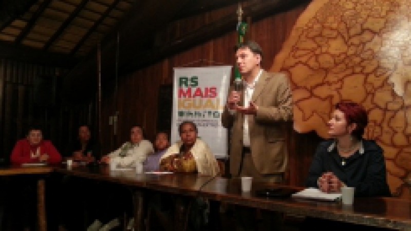 O secretário chefe da Casa Civil, Carlos Pestana, apresentou na noite desta terça-feira (20), no Galpão Crioulo do Palácio Piratini, o programa RS Mais Igual às lideranças dos movimentos sociais e comunitários de Porto Alegre. Durante o encontro, Pestana