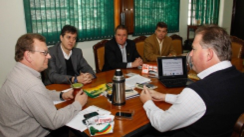 Em reunião com o secretário da Agricultura, Luiz Fernando Mainardi, na manhã desta quarta-feira (4), o prefeito de Rio Pardo, Fernando Schwanke, apresentou o projeto de criação de parque tecnológico que trabalhará com biotecnologia e óleos químicos a
