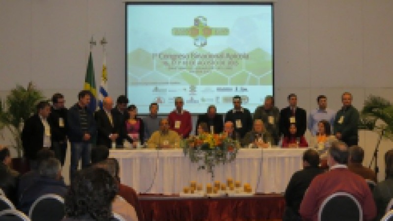 A troca de conhecimentos é o que definiu o 1º Congresso Binacional Apícola, realizado em Rivera, no Uruguai. O evento, realizado de 16 a 18 de agosto, reuniu produtores, extensionistas e pesquisadores da Argentina, Brasil, Chile, Costa Rica, Estados