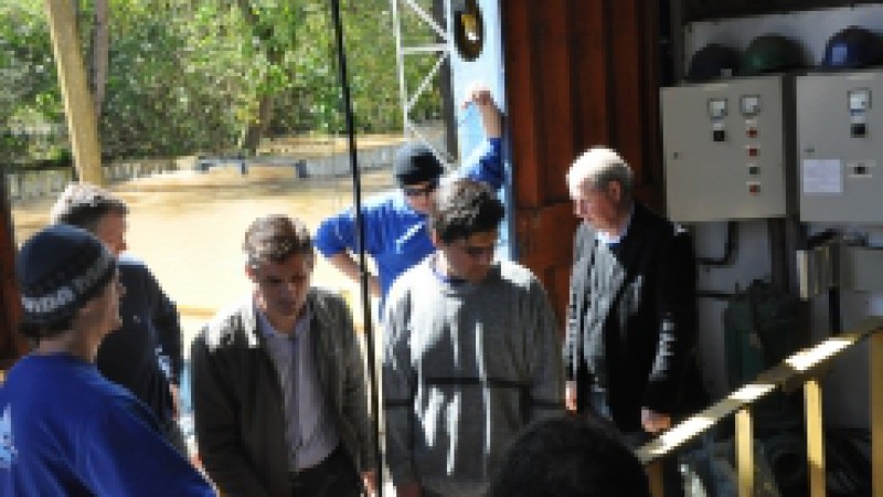 A Companhia Riograndense de Saneamento (Corsan) est&aacute; fornecendo &aacute;gua, por meio de adutoras, para abastecer cerca de 54 mil moradores do bairro Canudos, o maior de Novo Hamburgo, embora o servi&ccedil;o de abastecimento seja municipalizado. O alto volume de