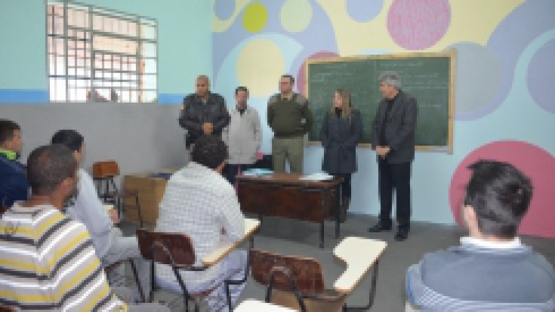 A Superintendência dos Serviços Penitenciários (Susepe), em parceria com o sistema Fiergs/Senai, realizou a formatura de apenados da Penitenciária Estadual do Jacuí (PEJ), no curso de pintor de imóveis, nesta segunda-feira (26), na sala de trabalho da