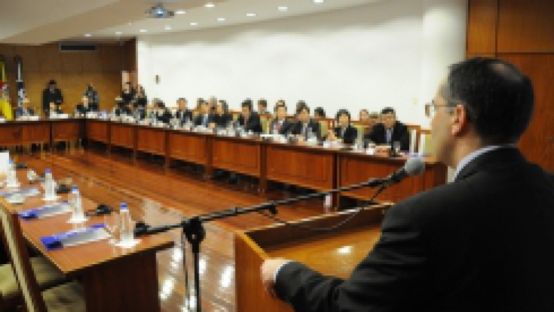 O Rio Grande do Sul deu um novo passo na aproxima&ccedil;&atilde;o com investidores coreanos, em encontro com a delega&ccedil;&atilde;o que visita o Estado, liderada pelo embaixador da Rep&uacute;blica da Coreia no Brasil, Koo Bom Woo. O presidente do Badesul, Marcelo Lopes, apresentou os