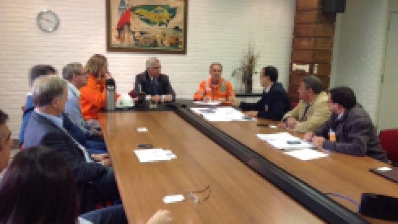 Para promover a aproxima&ccedil;&atilde;o do Governo do Estado com a da Refinaria Alberto Pasqualini (Refap), o vice-governador, Beto Grill, reuniu-se, na tarde desta segunda-feira (29), em Canoas, com o gerente-geral, Jo&atilde;o Adolfo Oderich, gerentes Refap, Transpetro,