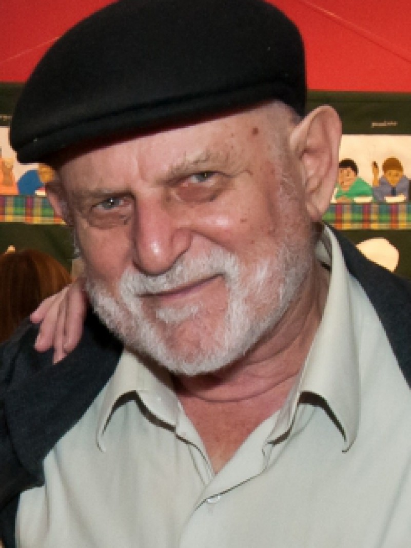 O Centro Cultural CEEE Erico Verissimo e Associação Amigos do Palacinho promovem uma homenagem ao aniversário de 80 anos do poeta Armindo Trevisan. Para o evento, foi selecionado um espetáculo que reúne uma pesquisa, de dez anos, do ator Jairo Klein