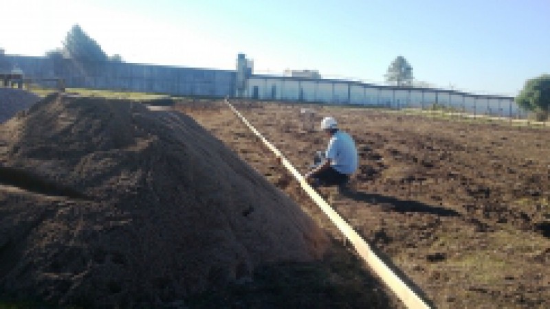 A construção do Instituto Penal de Bagé irá abrir mais 108 vagas para apenados da Região da Campanha. A obra, iniciada neste mês, está em fase de terraplanagem e conta com recursos do Governo do Estado. O novo prédio será construído ao lado do Presídio