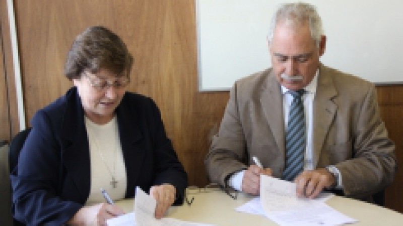 O secretário da Saúde, Ciro Simoni, e a diretora da Congregação de Nossa Senhora Matriz, Silvania Ioner, assinaram a renovação do contrato da instituição, na manhã desta quarta-feira (12), no município de Espumoso. O hospital receberá mais de R$ 2,5