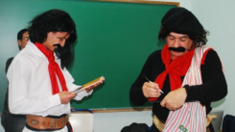 A unidade da Fundação de Atendimento Socioeducativo (Fase), em Novo Hamburgo, foi palco nesta quinta-feira (08), de um encontro entre o personagem Guri de Uruguaiana original e seu cover, um dos adolescentes da Fase. O humorista Jair Kobe fez uma