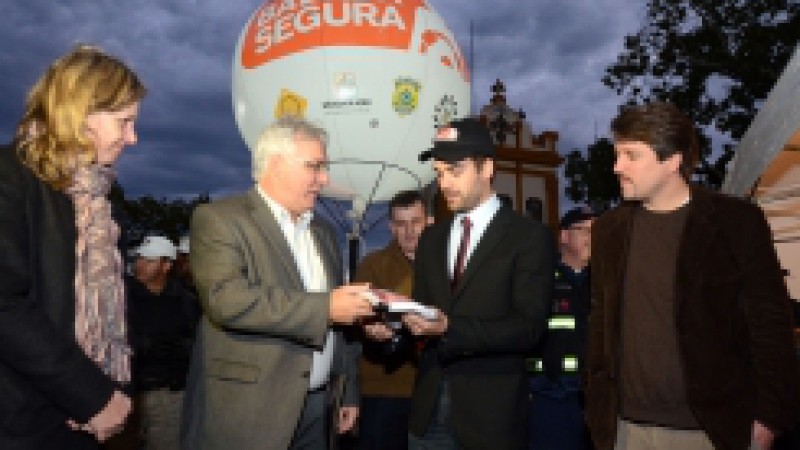 O vice-governador do Estado Beto Grill, o prefeito de Pelotas, Eduardo Leite, e o diretor-presidente do Detran/RS, Leonardo Kauer, assinaram conv&ecirc;nio para a realiza&ccedil;&atilde;o da Opera&ccedil;&atilde;o Balada Segura no munic&iacute;pio. A iniciativa, que ocorreu nessa&nbsp;quarta-feira