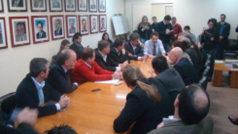 Uma comitiva de deputados estaduais, prefeitos e vereadores dos municípios de Porto Alegre, Viamão e Alvorada reuniram-se, nesta quarta-feira (17), na Secretaria do Planejamento, Gestão e Participação Cidadã, para manifestar o apoio à demanda do Governo