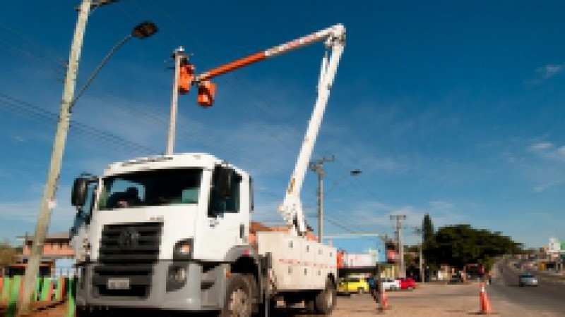 Neste domingo (04), a Companhia Estadual de Distribuição de Energia Elétrica (CEEE-D) realiza mais uma etapa do trabalho de modernização do sistema de energia ao longo da RS-040, em Viamão. Os serviços, nesse dia - se não chover -, ocorrem na Vila da