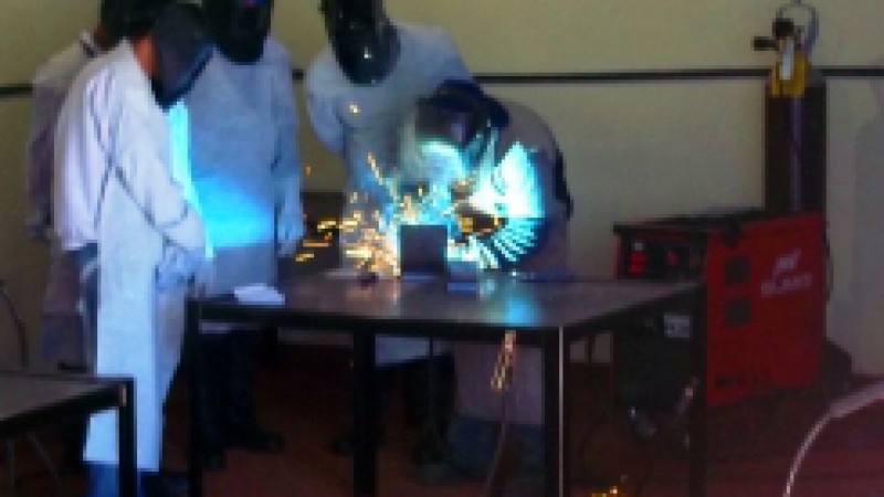 A metal&uacute;rgia Netz Ltda. passar&aacute; a&nbsp;utilizar&nbsp;m&atilde;o de obra prisional da institui&ccedil;&atilde;o estadual de Santa Rosa (PESR). S&atilde;o 15 detentos que trabalhar&atilde;o com solda de pe&ccedil;as para multinacionais, principalmente maquin&aacute;rios agr&iacute;colas. O n&uacute;mero de vagas poder&aacute; ser