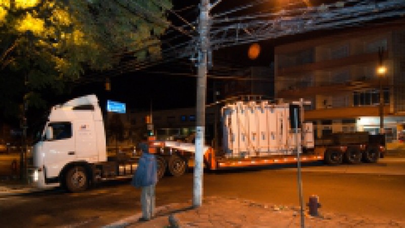 O novo transformador de energia que será instalado na Subestação Porto Alegre 3 da CEEE, situada na Avenida Professor Oscar Pereira, bairro Santo Antônio, já está no local desde a madrugada desta terça-feira (09). O transporte do equipamento, de 40