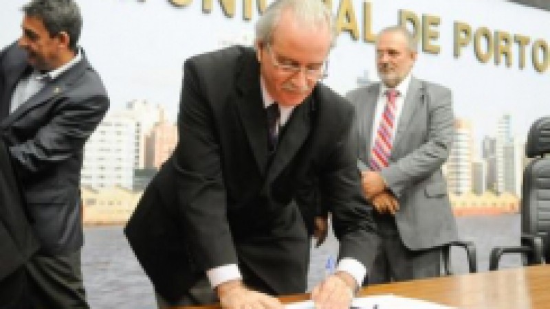 Acordo de cooperação técnica firmado entre a Fundação Cultural Piratini e a TV Câmara de Porto Alegre possibilitará à TV Câmara a transmissão de seu sinal em rede aberta e digital pelo canal 61.4. A cerimônia de assinatura aconteceu em sessão especial do