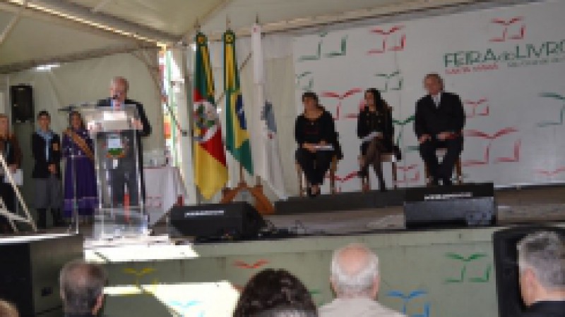 Com a presença do secretário de Estado da Cultura, Assis Brasil, a 40ª edição da Feira do Livro de Santa Maria foi aberta no final da manhã deste sábado (27) e contou com a presença de autoridades e comunidade na Praça Saldanha Marinho. Nesta edição, que