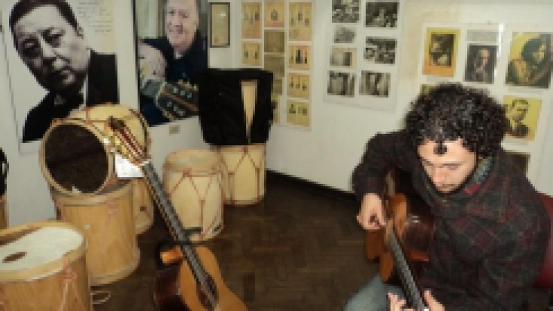 O Centro Cultural CEEE Erico Verissimo (CCCEV) continua a prática de tango, neste sábado (27), em comemoração a um ano da atividade no local. A edição ocorre das 15h às 18h, na rua das Andradas, 1223, no Centro Histórico de Porto Alegre, e traz uma