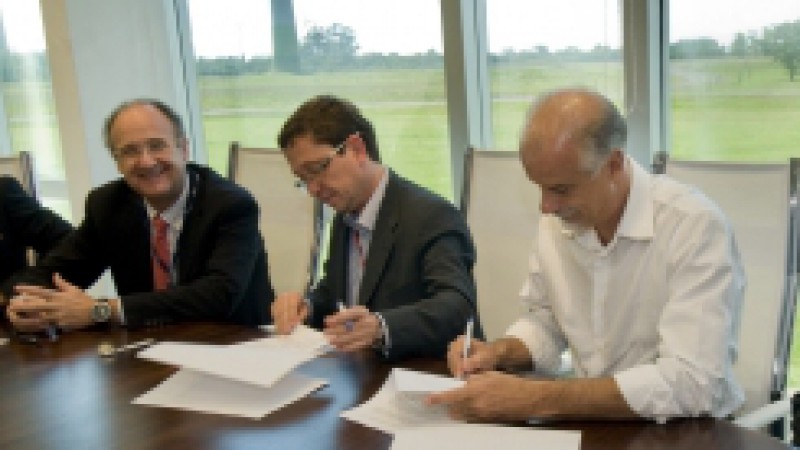 As diretorias dos grupos CEEE e Elecnor (sediado na Espanha) assinaram nesta ter&ccedil;a-feira (23), no Centro Institucional dos Parques E&oacute;licos de Os&oacute;rio, contrato de compra e venda de a&ccedil;&otilde;es nas Sociedades de Prop&oacute;sito Espec&iacute;ficos (SPEs) Parques E&oacute;lico
