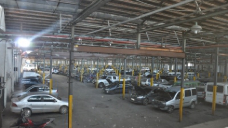 Uma comitiva com representantes do Detran/RS e da Polícia Civil buscou a experiência carioca e visitou, na sexta-feira (22), o modelo de Pátio Legal, no Rio de Janeiro. Dos 77 mil carros depositados em 188 Centros de Remoção e Depósitos (CRDs) no Rio