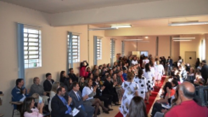 No tapete vermelho estendido no audit&oacute;rio da Penitenci&aacute;ria Feminina Madre Pelletier (PFMP), em Porto Alegre, mulheres em situa&ccedil;&atilde;o de pris&atilde;o desfilaram roupas, nesta sexta-feira (17), representando materiais e acess&oacute;rios que envolvem suas rotinas de